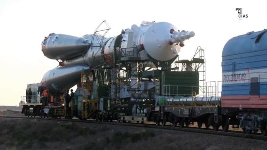 El cohete Soyuz-FG con la nave MS-15 quedó hoy instalado en la plataforma de lanzamiento del cosmódromo de Baikonur.