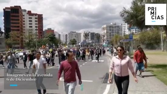 Instante en el que centenares de personas recorrían la avenida 6 de Diciembre, al norte de Quito.