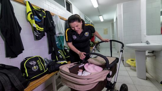 Ruth Ruano lleva a su hija, Julia, a los entrenamientos de fútbol