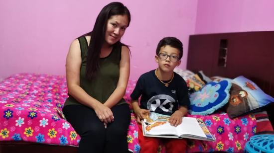 Karol Chamba junto a su hijo Gabriel un niño con superinteligencia