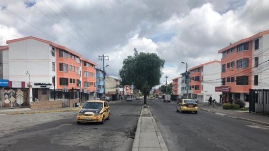 La circulación vehicular en la Calle Luis Vaccari, en Carapungo (Quito) disminuyó este 17 de marzo de 2020 para evitar la propagación de coronavirus.