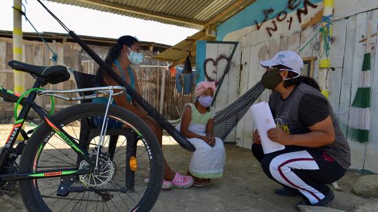 La profesora Carolina Espinoza dicta clases en la casa de una de sus alumnas en medio de la pandemia, Playas de Villamil, Ecuador. 12/06/2020