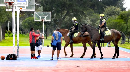 Policías desalojan a personas que juegan baloncesto en el Parque La Carolina, el sábado 13 de junio de 2020.