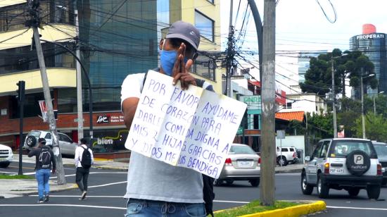 Ciudadano pide limosna en las calles de Quito. 24/06/2020