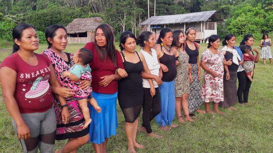 Fotografía del pasado 19 de junio que muestra a un grupo de mujeres durante una sesión de empoderamiento, en la aldea de Llamchamacocha (Ecuador).