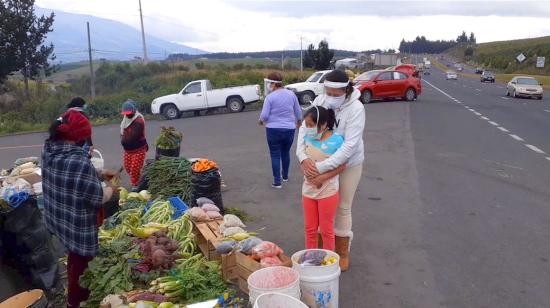 En la Panamericana Sur pequeños productores han salido al pie de la carretera para vender sus productos. 23/07/2020