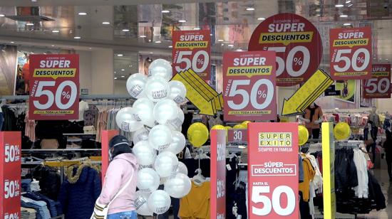 Centro Comercial Portal Shopping en Quito. Rebajas tras la reapertura en tiempos de coronavirus. 04/08/2020