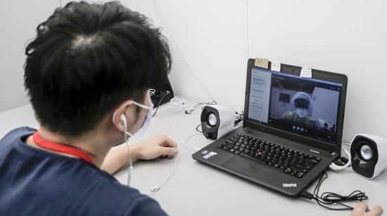 Una imagen muestra a un médico realizando una  teleconsulta con su paciente. 