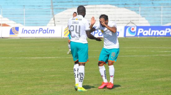 Moisés Corozo y Junior Sornoza celebran uno de los goles de Liga de Quito ante Orense, el sábado 29 de agosto de 2020.