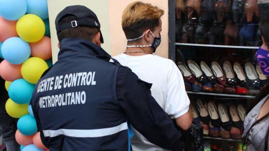 Agente metropolitano realiza operativo de control en el Centro Histórico de Quito. 02/09/2020