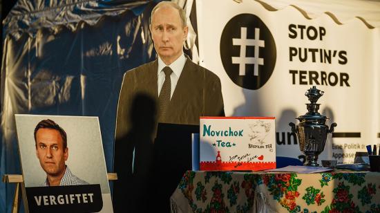 Una protesta organizada frente a la embajada rusa muestra una foto del presidente ruso Vladimir Putin (C), el activista opositor ruso Alexei Navalny (L). 22/08/2020