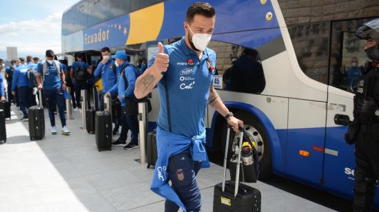 El arquero Hernán Galíndez, a su llegada al aeropuerto de Quito antes de viajar a Buenos Aires, el martes 6 de octubre de 2020.