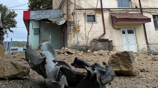 Vista de los restos de un proyectil tras impactar en un edificio en Stepanakert, la capital del enclave separatista de Nagorno Karabaj disputada por Azerbaiyán y Armenia. 