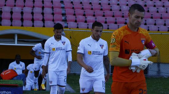 Los jugadores de Liga de Quito salen del vestuario a la cancha en el partido ante Independiente del Valle, el 17 de octubre de 2020.