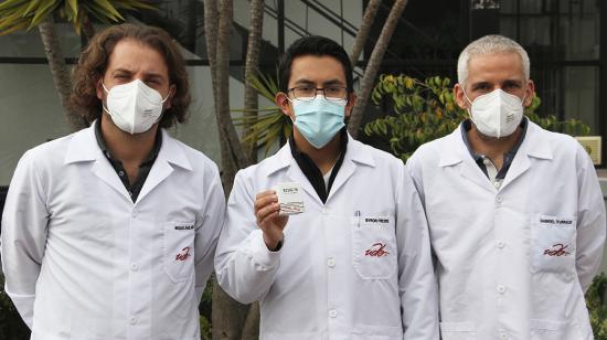 De izq. a der. Miguel Ángel García, Byron Freire y Gabriel Iturralde, del grupo de investigadores de la UDLA que desarrollaron el kit Ecuagen UDLA para diagnosticar SARS-CoV-2 a través de pruebas PCR. 28/10/2020