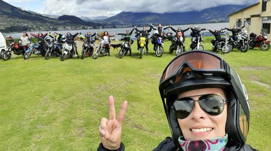 Grupo de mujeres recorriendo el Ecuador en motocicleta. 3/12/2020