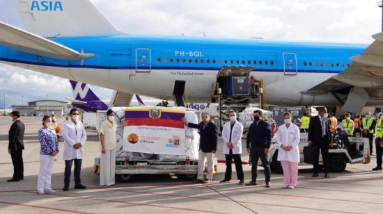 La vicepresidenta María Alejandra Muñoz, durante la llegada de las primeras vacunas de Pfizer al aeropuerto Mariscal Sucre de Quito, el 20 de enero de 2021.