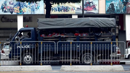 Un camión transportaba agentes de policía en Sule Pagoda Road en Yangon, Myanmar