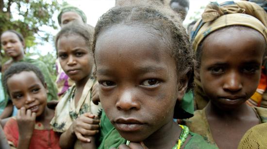 Niños etíopes en un centro de reasentamiento en Chawaka, aproximadamente a 500 km (300 millas) al suroeste de la capital, Addis Abeba.