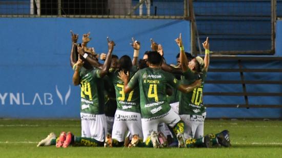 Los jugadores de Orense celebran el gol ante Delfín por la Fecha 2 de la LigaPro, el lunes 1 de marzo de 2021.