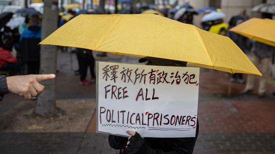 Un partidario de activistas por la democracia sostiene una pancarta mientras está de pie frente al edificio del tribunal de West Kowloon en Hong Kong, China, 04 de marzo de 2021.