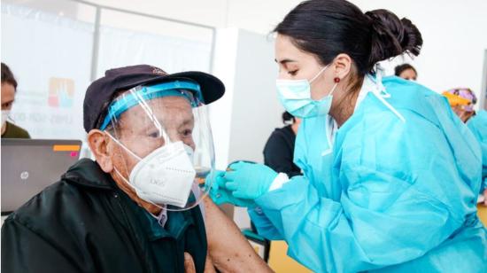 Decenas de adultos mayores se vacunaron contra el Covid-19 en el Centro de Atención Temporal Bicentenario, en Quito, el 29 de marzo de 2021.