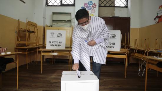 Un ciudadano deposita su voto en uno de los recintos habilitados en Quito, el 11 de abril de 2021.