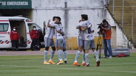 Los jugadores de Emelec celebran uno de los goles ante Universidad Católica, en Quito, el miércoles 14 de abril de 2021.