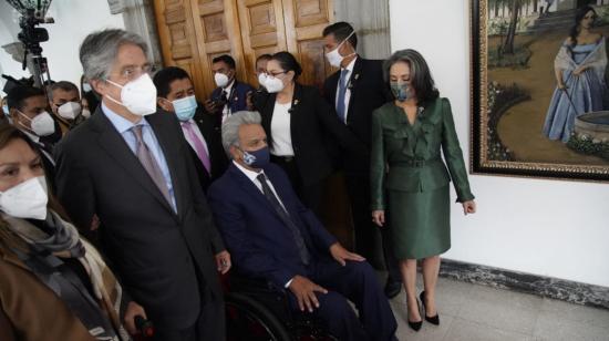 El presidente electo, Guillermo Lasso y el presidente saliente, Lenín Moreno caminan el 19 de abril de 2021 en el palacio de Carondelet, en Quito.