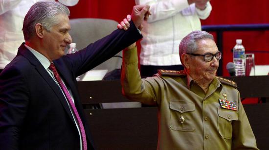 El presidente cubano Miguel Díaz-Canel Bermudez (I), junto al General de Ejército Raúl Castro Ruz (D), tras la elección de Díaz-Canel como Primer Secretario del Comité Central del Partido Comunista de Cuba. 19/04/2021