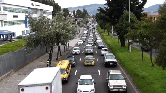 Flujo vehicular en la avenida occidental al norte de Quito. 12 de mayo de 2021.