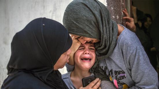 Los hermanos de Mahmud Tolba, de 15 años, muerto en un ataque aéreo israelí, lloran durante su funeral en el barrio de Al Zaitun, al este de la ciudad de Gaza, el 14 de mayo. 2021. 