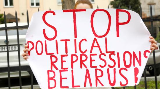 Una mujer asiste a la protesta de solidaridad con Roman Protasevic en la embajada de Bielorrusia en Riga, Letonia, el 25 de mayo de 2021.