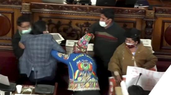 Diputados se agreden en una sesión del Parlamento de Bolivia. 09/06/2021 