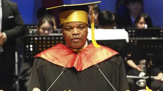 El Rey Mswati III de Swatini, antes conocido como Swazilandia, habla mientras asiste a la ceremonia de graduación de su hijo, el Príncipe Buhlebenkhosi, de la Universidad Shih Chien, en Taipei, Taiwán, 09 de junio de 2018.