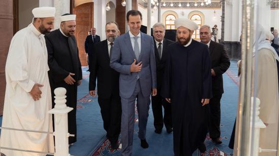 Presidente sirio Bashar Assad asistiendo a la oración de Eid al-Adha en la mezquita Khaled bin al-Walid en Homs, Siria, el 20 de julio 2021.