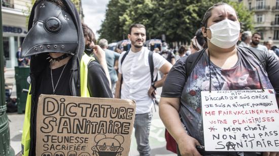 Un manifestante sostiene un cartel que dice 'Dictadura sanitaria, juventud sacrificada' durante una manifestación contra de la vacuna y el pase sanitario COVID-19, en París , Francia, 31 de julio de 2021. 