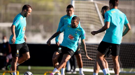 Los jugadores Everton Ribeiro y Daniel Alves durante el entrenamiento de la selección brasileña del lunes 30 de agosto de 2021.