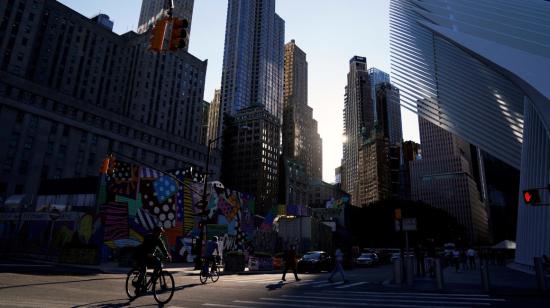 Varios ciudadanos pasan junto al complejo del World Trade Center en Nueva York. 
El complejo está construido en el lugar de las antiguas Torres Gemelas que fueron destruidas el 11 de septiembre de 2001. 