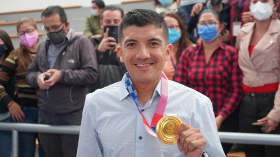 Richard Carapaz posa con la medalla de oro que logró en los Juegos Olímpicos de Tokio, este viernes 10 de septiembre de 2021 en el Coliseo del Ministerio del Deporte.