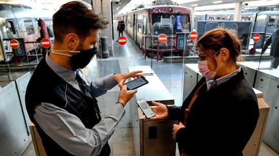 Personal de seguridad de una empresa ferroviaria verifica el 'pase verde' de los empleados, conductores y controladores en Nápoles, sur de Italia. 15 de octubre de 2021.