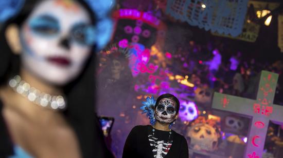  Una mujer caracterizada como catrina participa hoy en las celebraciones del Día de Muertos en la ciudad de Saltillo, estado de Coahuila (México). 