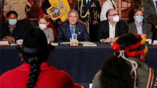 El presidente Guillermo Lasso se reunió con sectores indígenas y sociales, en Quito el 10 de noviembre de 2021.