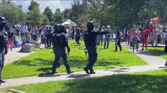 Agentes de control metropolitanos, durante operativo de control en el parque La Carolina en Quito. 29 de noviembre de 2021.