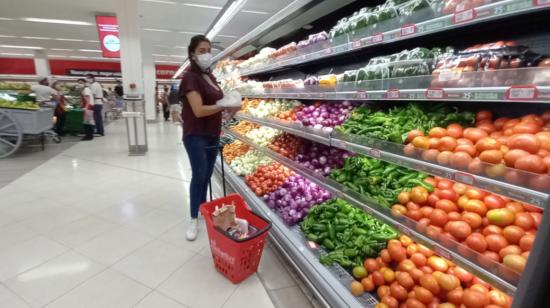 Una mujer en un supermercado en Guayaquil el 23 de abril de 2021. 