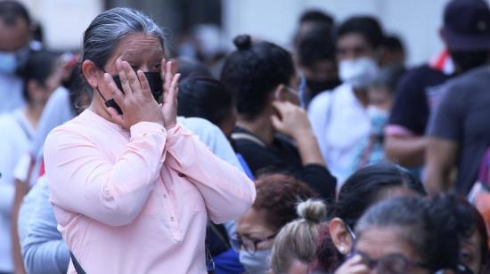 Personas esperan para realizarse una prueba para confirmar contagio con Covid-19 en el hospital Bicentenario de Guayaquil. 4 de enero de 2022