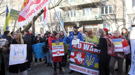 Gente protesta frente al Consulado de Rusia en Cracovia, Polonia, el 24 de febrero de 2022.