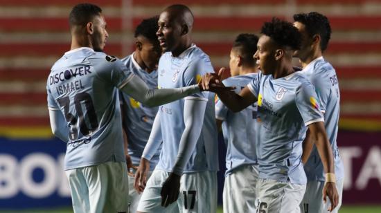 Los futbolistas de Universidad Católica celebran un gol ante The Strongest, por Copa Libertadores, en La Paz, el 17 de marzo de 2022.