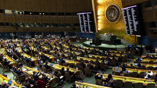 Las pantallas muestran los resultados de una votación de la Asamblea General de las Naciones Unidas. Nueva York, EEUU, 24 de marzo de 2022. 