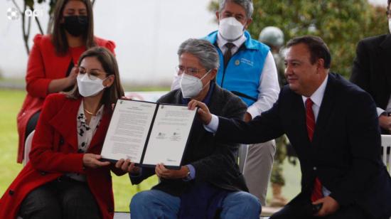 La ministra de Salud, el presidente de la República y el Director del COE Nacional, durante un evento en el ECU-911. Quito, 28 de abril de 2022